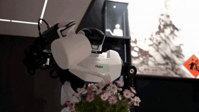 ​海尔联合乐聚展出人形机器人“夸父”：能洗衣、浇花，搭载开源鸿蒙
