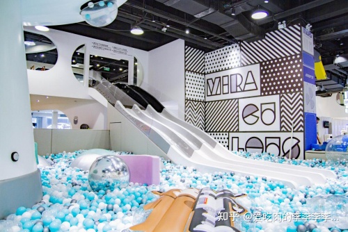 我是个90后的女孩子,想要自己创业开家小店,改善家里的情况,但是现在又什么项目比较适合我,我住在沿海地带