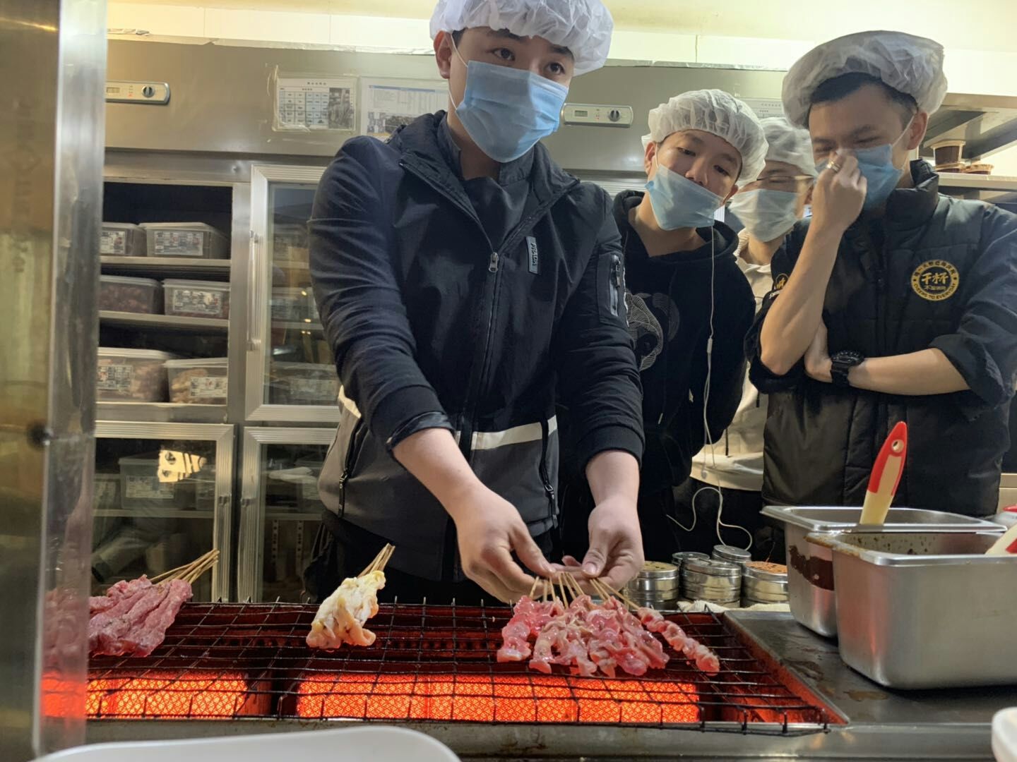 烧烤学徒多少钱一个月:去打工学烧烤,不知道学徒一个月多少钱