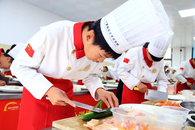 男孩学什么职业技术比较好：男孩子一般学什么技术好就业？