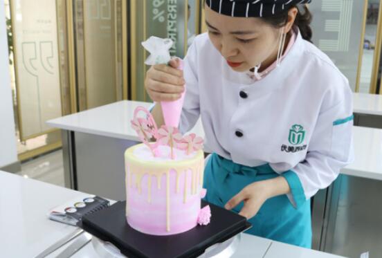 女生适合学什么手艺有前景：女生适合学什么手艺？