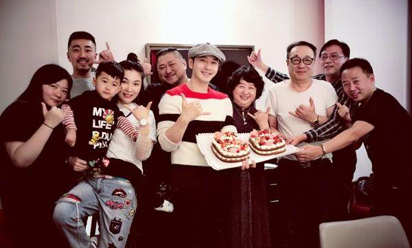 黄晓明究竟是谁的儿子父母是谁?感觉黄晓明的妈妈不好惹心疼baby