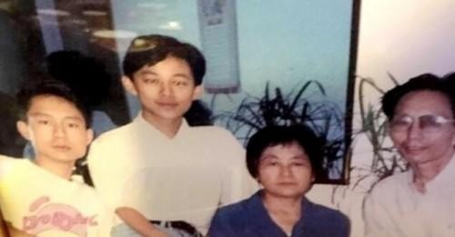 何炅一家三口图片（何炅与父亲哥哥如同三胞胎）