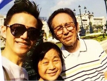 何炅一家三口图片（何炅与父亲哥哥如同三胞胎）