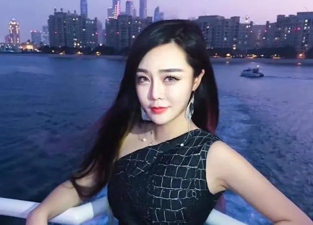 万茜个人资料简介图片（演员万茜低调嫁摄影师生一女）