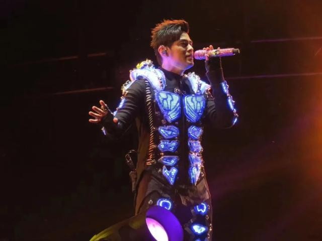 周杰伦演唱会门票（周杰伦线上演唱会两场连映破纪录）