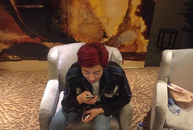 灿烈接受女友小几岁（灿烈与粉丝实时互动记录）