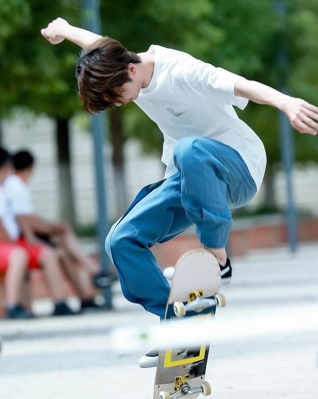 綦美合吐槽王一博黏人（綦美合和王一博传绯闻）