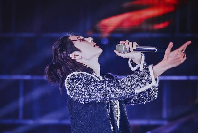 綦美合吐槽王一博黏人（綦美合和王一博传绯闻）