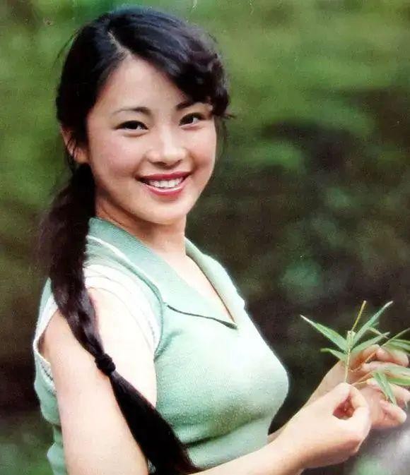 黄秋燕近照苍老似70岁(李连杰前妻黄秋燕现状惨淡)