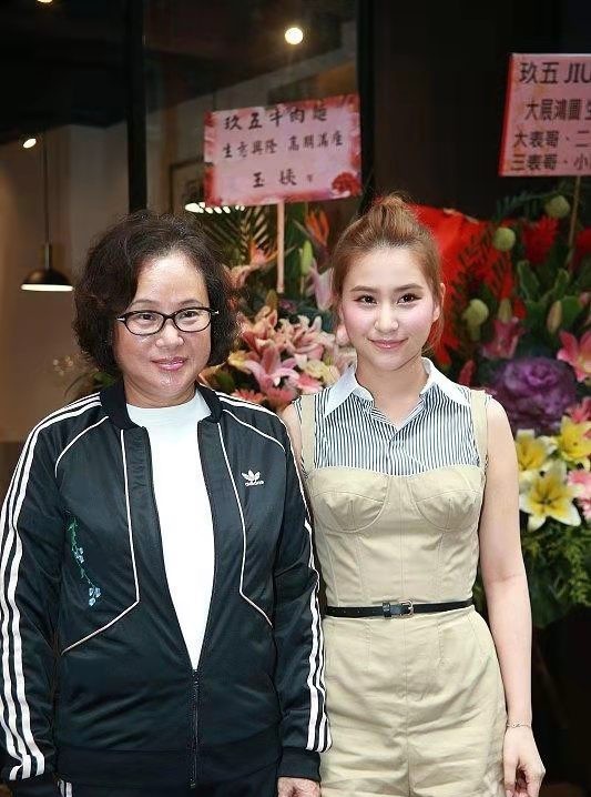 赌王遗孀三太新店开业(一双儿女齐助上阵)