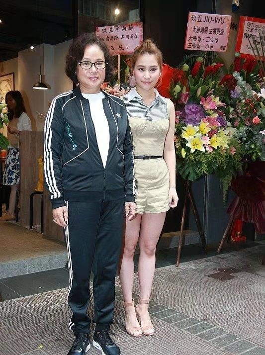 赌王遗孀三太新店开业(一双儿女齐助上阵)