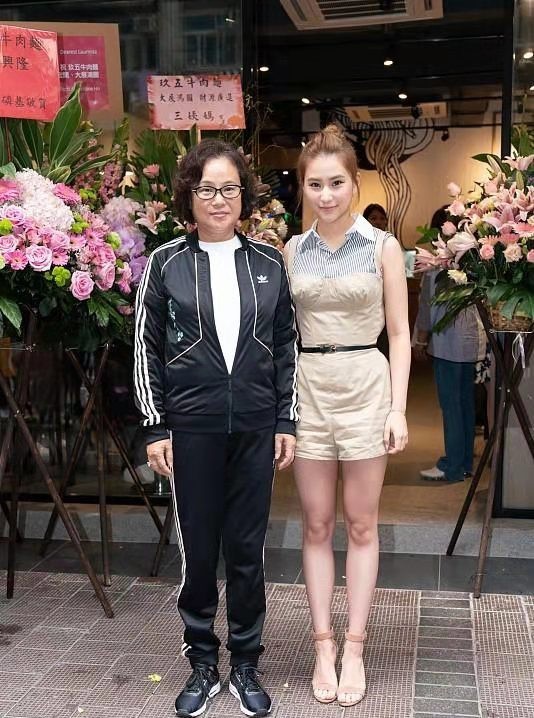 赌王遗孀三太新店开业(一双儿女齐助上阵)