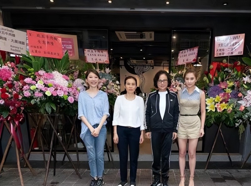 赌王遗孀三太新店开业(一双儿女齐助上阵)