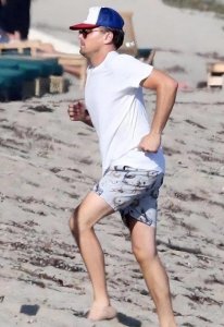 ​曝小李子新女友才 19 岁：泰坦尼克号都比她老