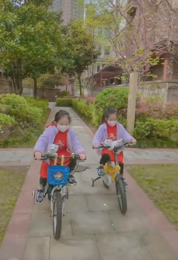 杨威夫妇带5岁双胞胎女儿骑行(女儿颜值逆袭自信有范儿）