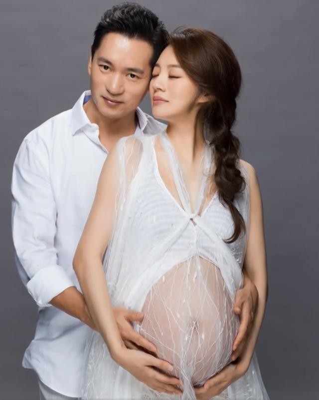 安以轩孕肚照身材超火辣（安以轩和老公深情热吻太幸福）