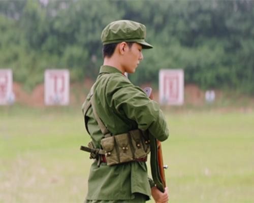 安以轩孕肚照身材超火辣（安以轩和老公深情热吻太幸福）