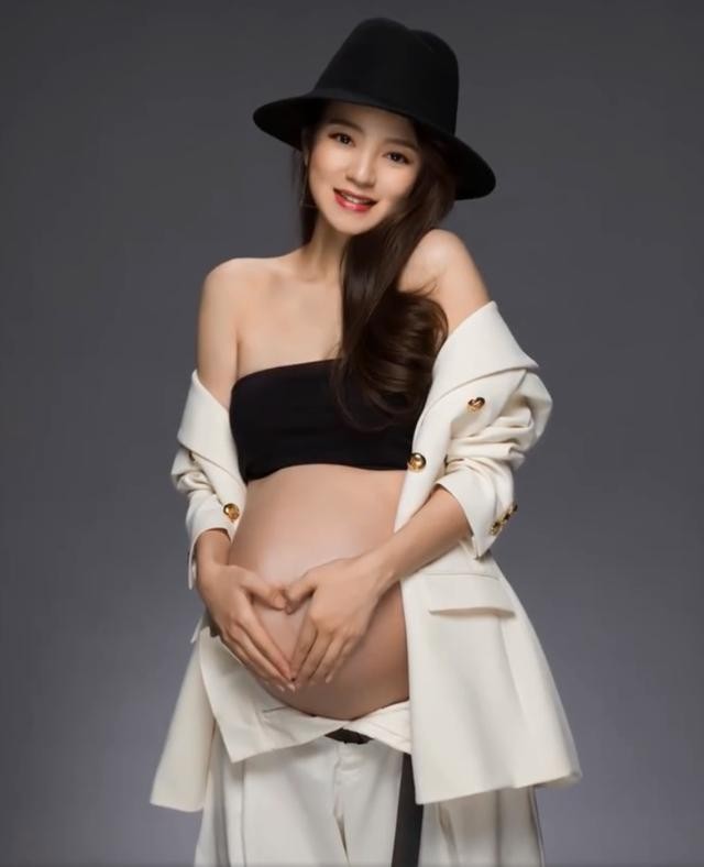 安以轩孕肚照身材超火辣（安以轩和老公深情热吻太幸福）