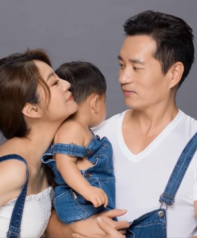 安以轩孕肚照身材超火辣（安以轩和老公深情热吻太幸福）