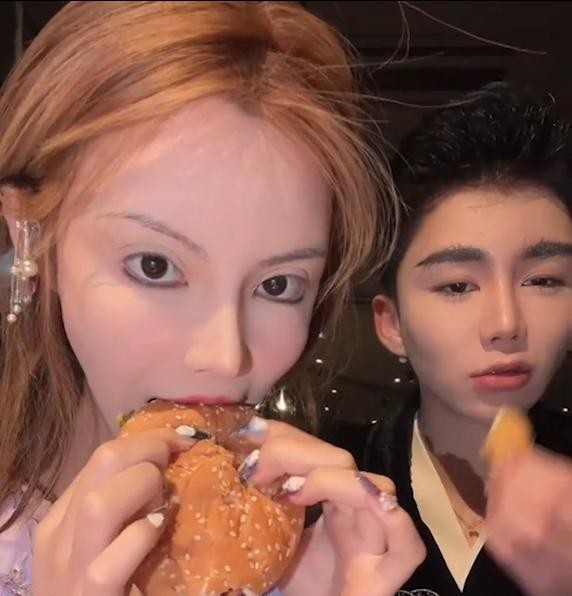 芭比迪丽拉原来的样子(真人芭比迪丽拉否认整容)