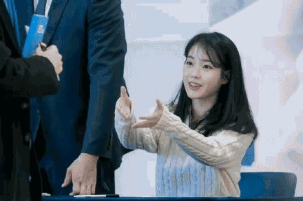 IU求握手被男粉拒绝（IU求握手被频频拒绝）