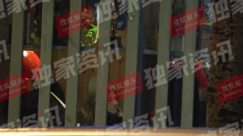 赵薇向男友人索吻（赵薇被拍深夜欢乐索吻男友人）