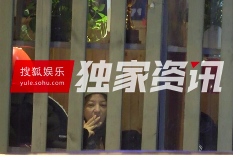 赵薇向男友人索吻（赵薇被拍深夜欢乐索吻男友人）