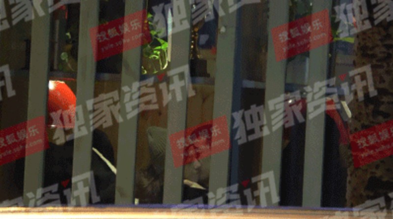 赵薇向男友人索吻（赵薇被拍深夜欢乐索吻男友人）