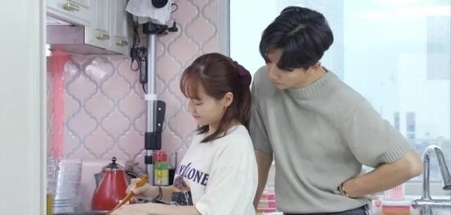 柳真奇太映综艺节目(《便利餐厅》奇太映背后拥抱柳真)