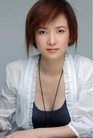 何晴个人资料简介(51岁患癌被二婚老公宠上天)(21)