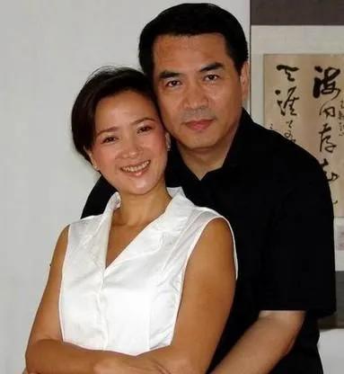 何晴个人资料简介(51岁患癌被二婚老公宠上天)(28)