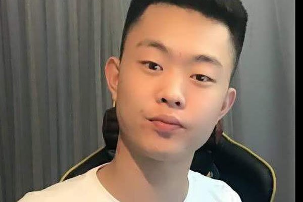 巴扎黑拿刀追仙洋视频真吗 拿刀早就进警察局了都是骗人的