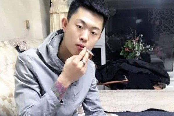 巴扎黑拿刀追仙洋视频真吗 拿刀早就进警察局了都是骗人的