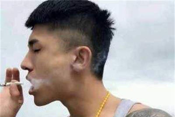 巴扎黑拿刀追仙洋视频真吗 拿刀早就进警察局了都是骗人的