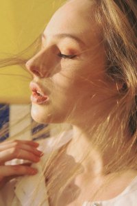 ​个人写真拍照（金发少女的慵懒室内照片）