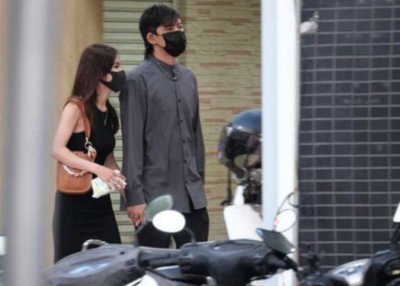 ​男星敖犬恋情曝光 和空姐女友当街搂抱亲密拥吻