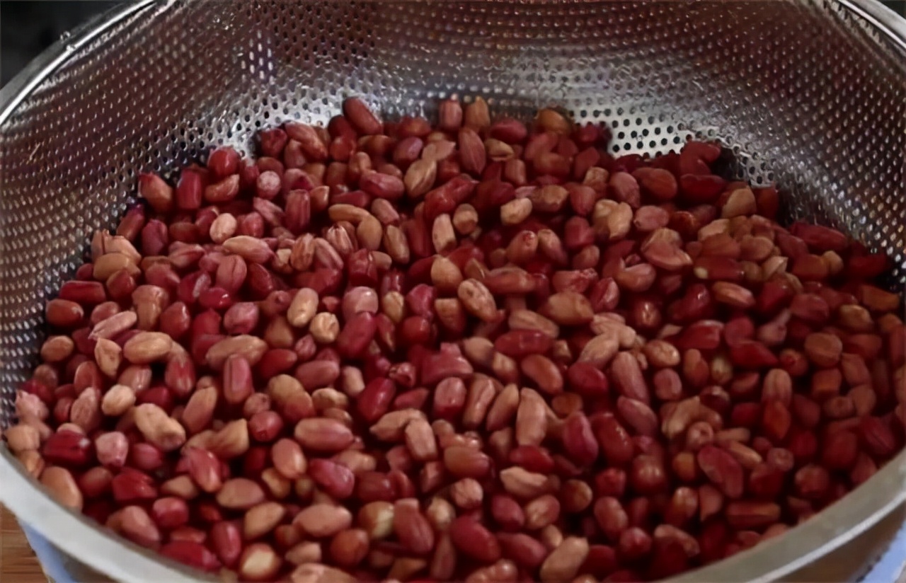 油炸花生怎么做（油炸花生米的正确做法超简单）