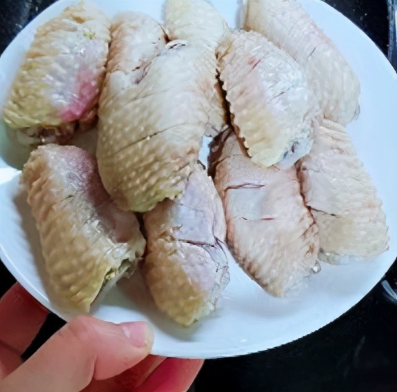 香甜可乐鸡翅做法(简单美味可口的可乐鸡翅做法)