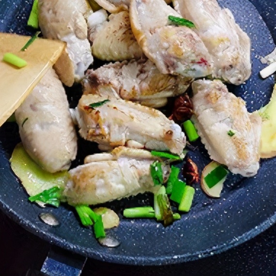 香甜可乐鸡翅做法(简单美味可口的可乐鸡翅做法)