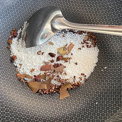 腌腊肉的做法(百吃不腻的腌制腊肉教程步骤)