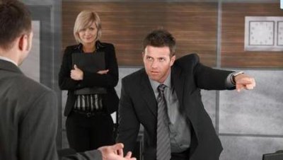 ​领导当众批评我(当众批评下属的领导)