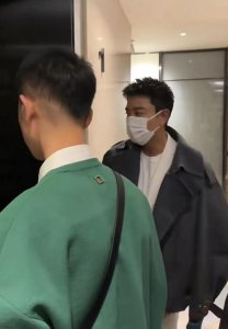 ​贾乃亮在上海引争议！住高档酒店乘电梯拒载其他房客，本人连摆手