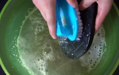 ​拖鞋发臭像屎味怎么办，先用食醋浸泡（再用水清洗）