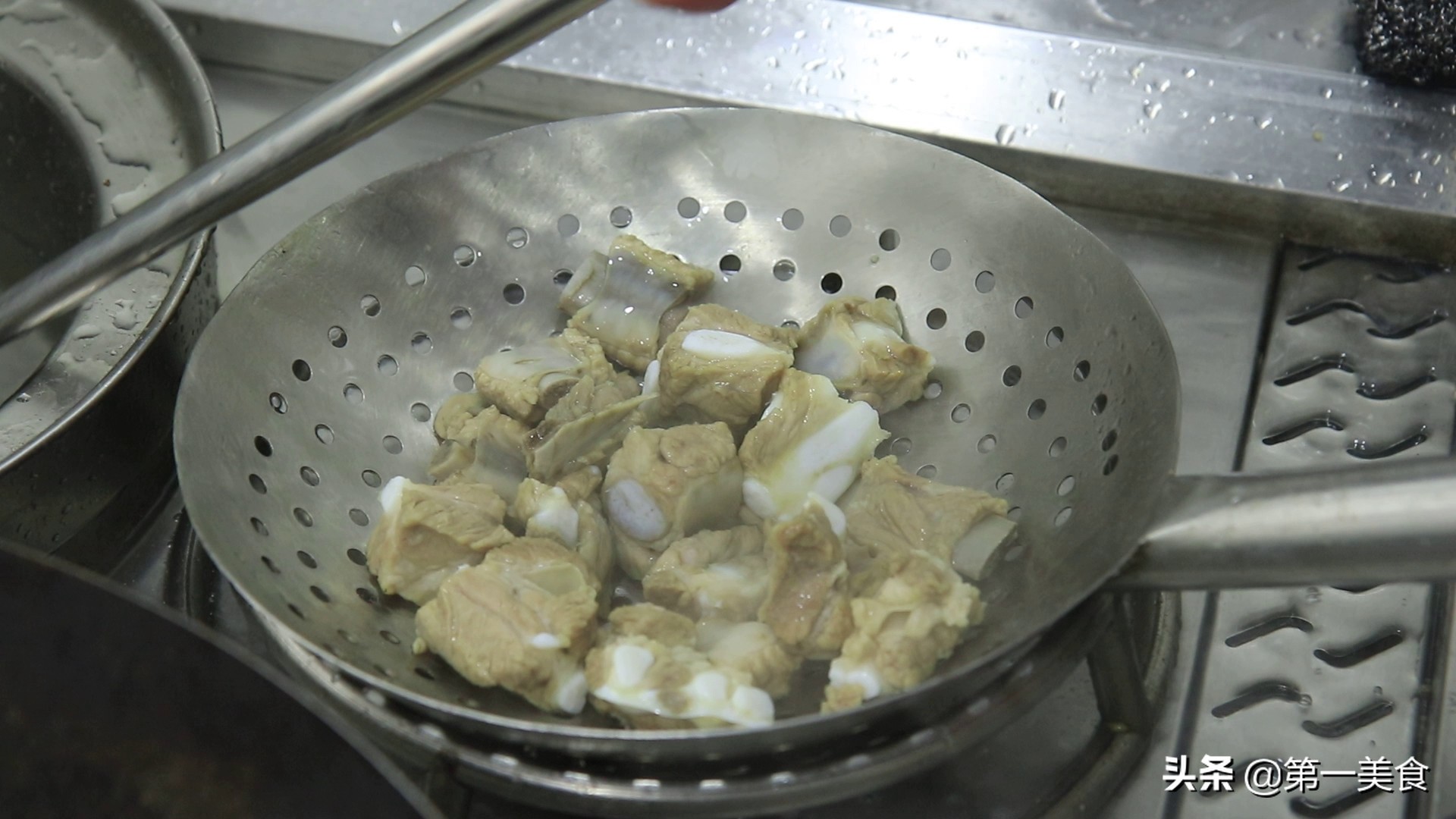 萝卜炖排骨怎么做（在家就能做的萝卜排骨汤）