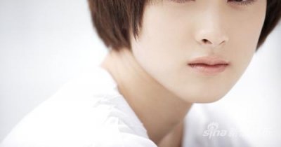 ​她是靳东的校园初恋女友，32岁才走红，如今结婚生女，生活低调