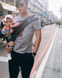 ​伊能静微博晒出：老公秦昊带女儿出街的照片，抱孩子姿势太有范！