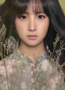 ​娱乐圈又出来一股清流，蒋佳恩大方出境，美艳如迪丽热巴