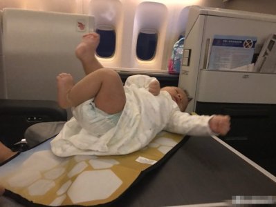 ​孙茜儿子机舱做体操惹老公吐槽 娇憨可爱萌化众人