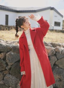 ​红色大衣怎么搭配好看图片(过年红色大衣怎样搭最好看)